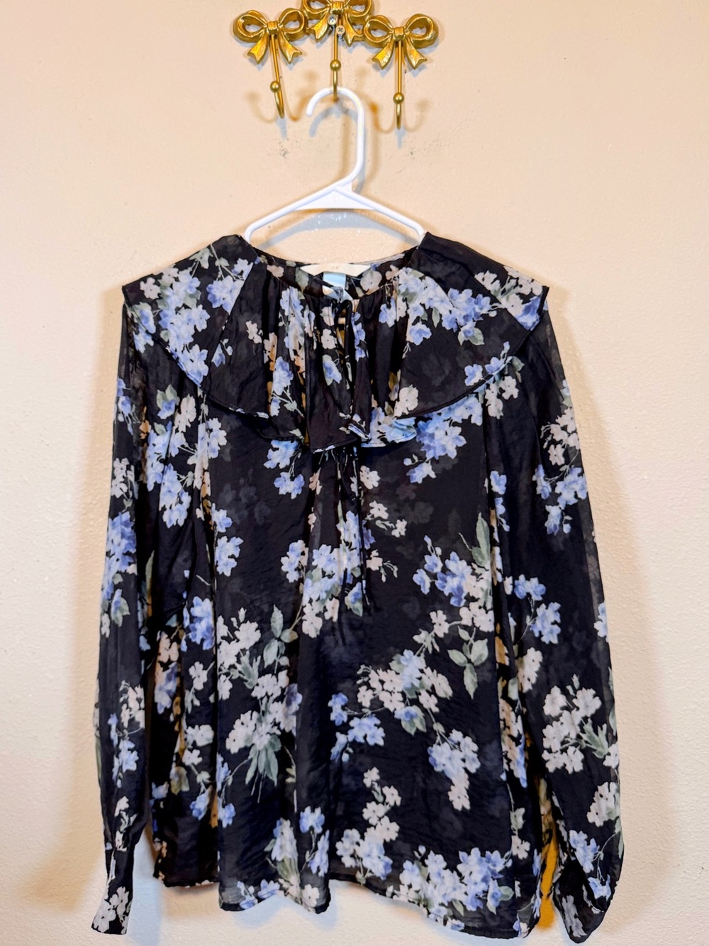 H&M Black Background w/ Blue Floral Ruffle-Tie Long-Sleeve Blouse. Size L